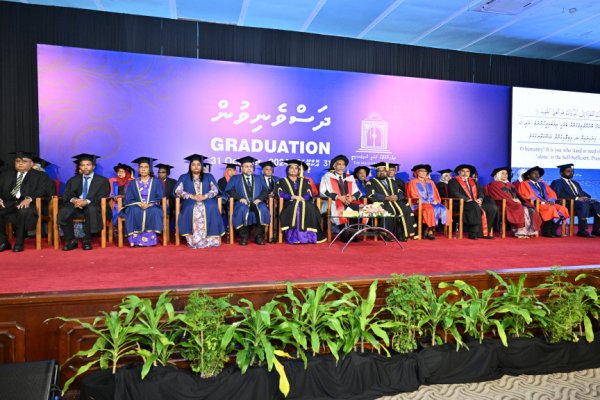ދިވެހިރާއްޖޭގެ މެޑިކަލް ޑިގްރީ އިނގިރޭސިވިލާތުން ބަލައިގަންނަން ފަށައިފި